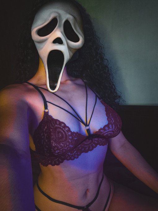 My titties will make you scream 👻 Happy halloween! 🎃 https://t.co/P9X1vDVj0M
