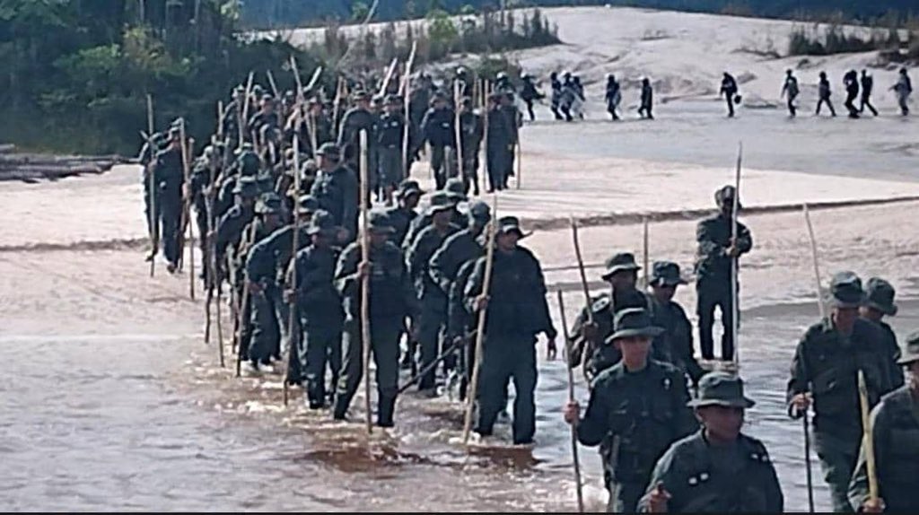 🔁Que ironía, a veces los fantoches y estúpidos que critican a la #FANB diariamente y sin cesar, no saben ni siquiera qué es un soldado y su valor histórico,  y menos aún que respiran porque el existe.  
La FANB es Patria y es Revolución

#IntegrarEsVencer
#DileSiANuestroEsequibo