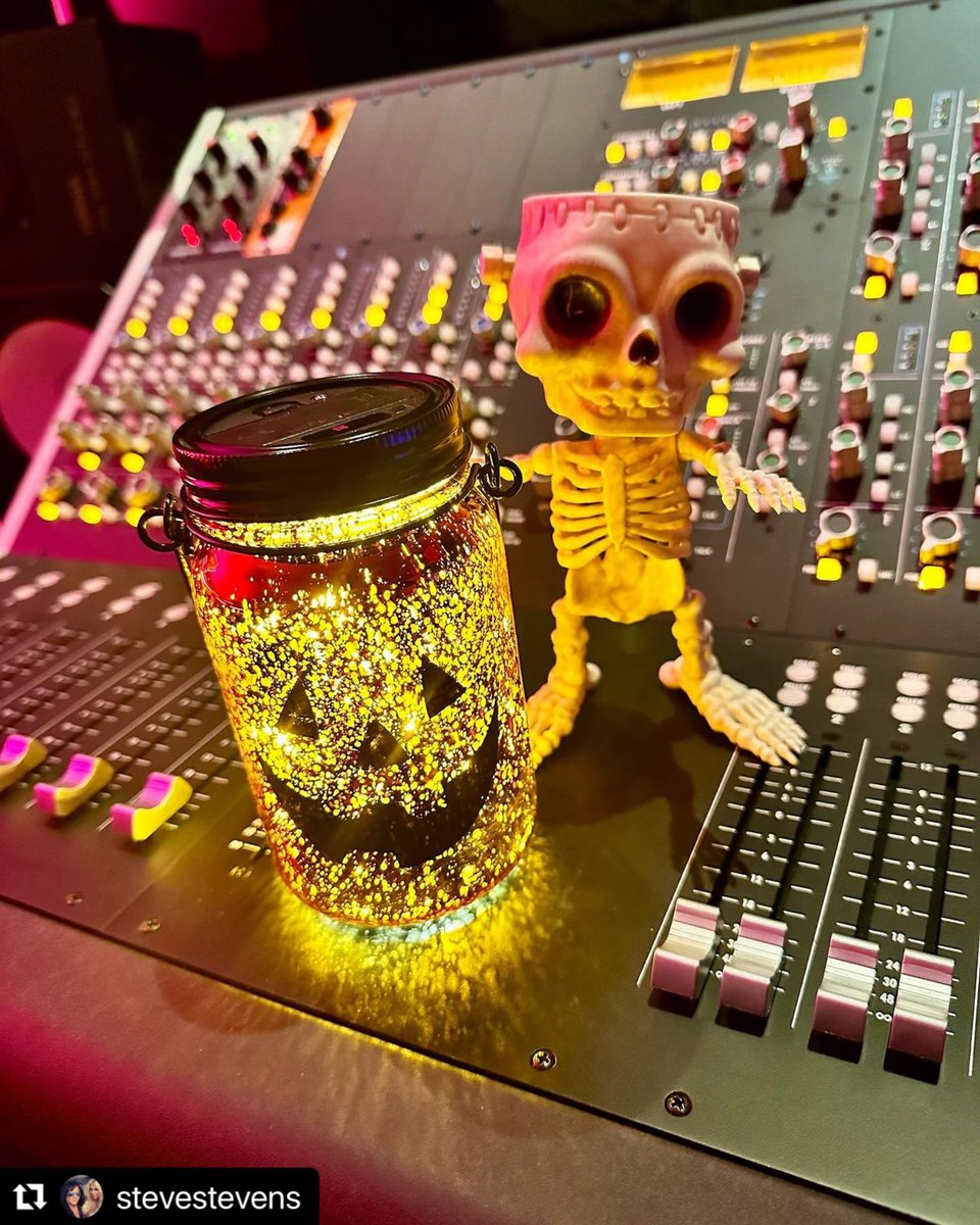ThisIsAPIaudio's tweet image. #Repost @stevestevens
I do love me some Halloween stuff

#apiaudio #apitheboxconsole #recording #recordingstudio #studiogear #apiconsoles #apiconsole