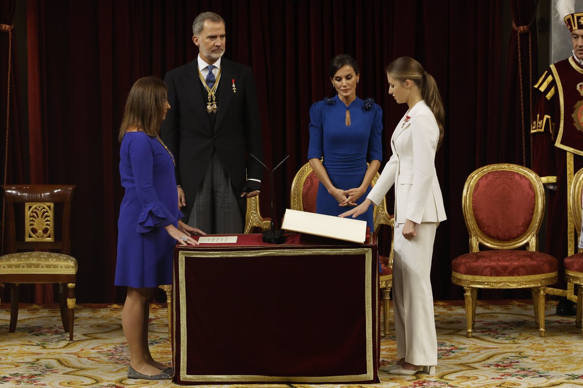 RegalFille's tweet photo. The Spanish Royal Family celebrates the 18th birthday of #PrincessLeonor of Spain -> 
https://t.co/F6pFQ9IiwC https://t.co/hqh4HvvcX8