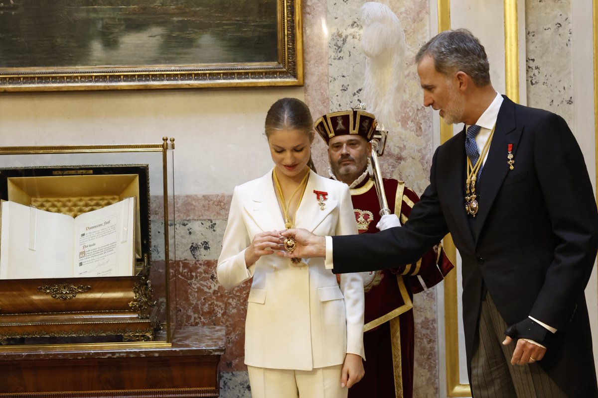 RegalFille's tweet photo. The Spanish Royal Family celebrates the 18th birthday of #PrincessLeonor of Spain -> 
https://t.co/F6pFQ9IiwC https://t.co/hqh4HvvcX8