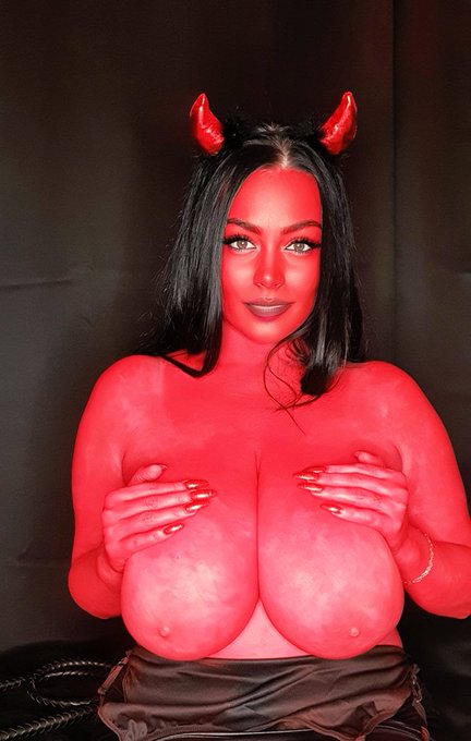 Halloween throwback 😈😈 https://t.co/uOtv9uXT06