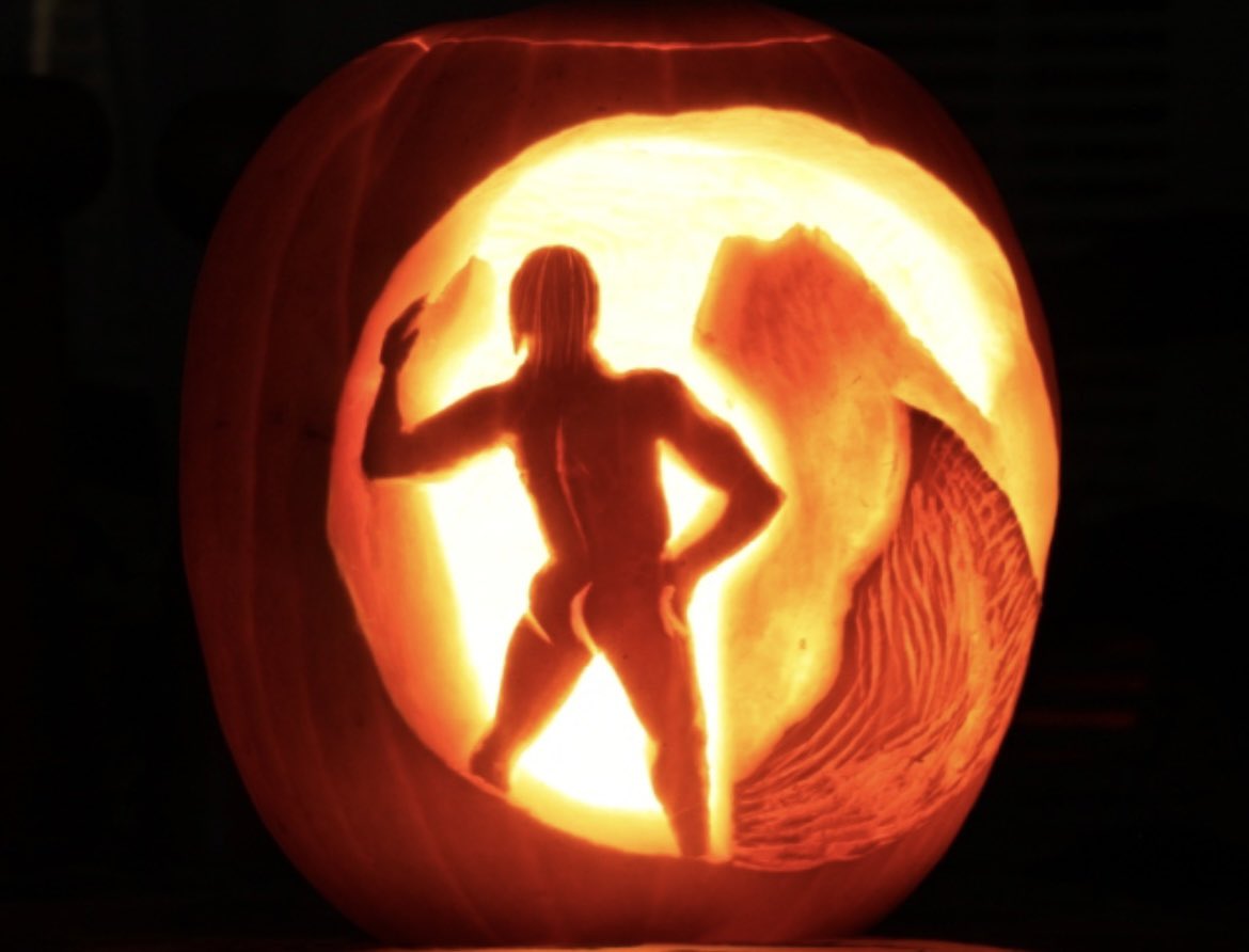 Happy Halloween! Enjoy this classic pumpkin carving of Jamie Fraser’s bum Source: bluemoonmagnolia.Wordpress.com