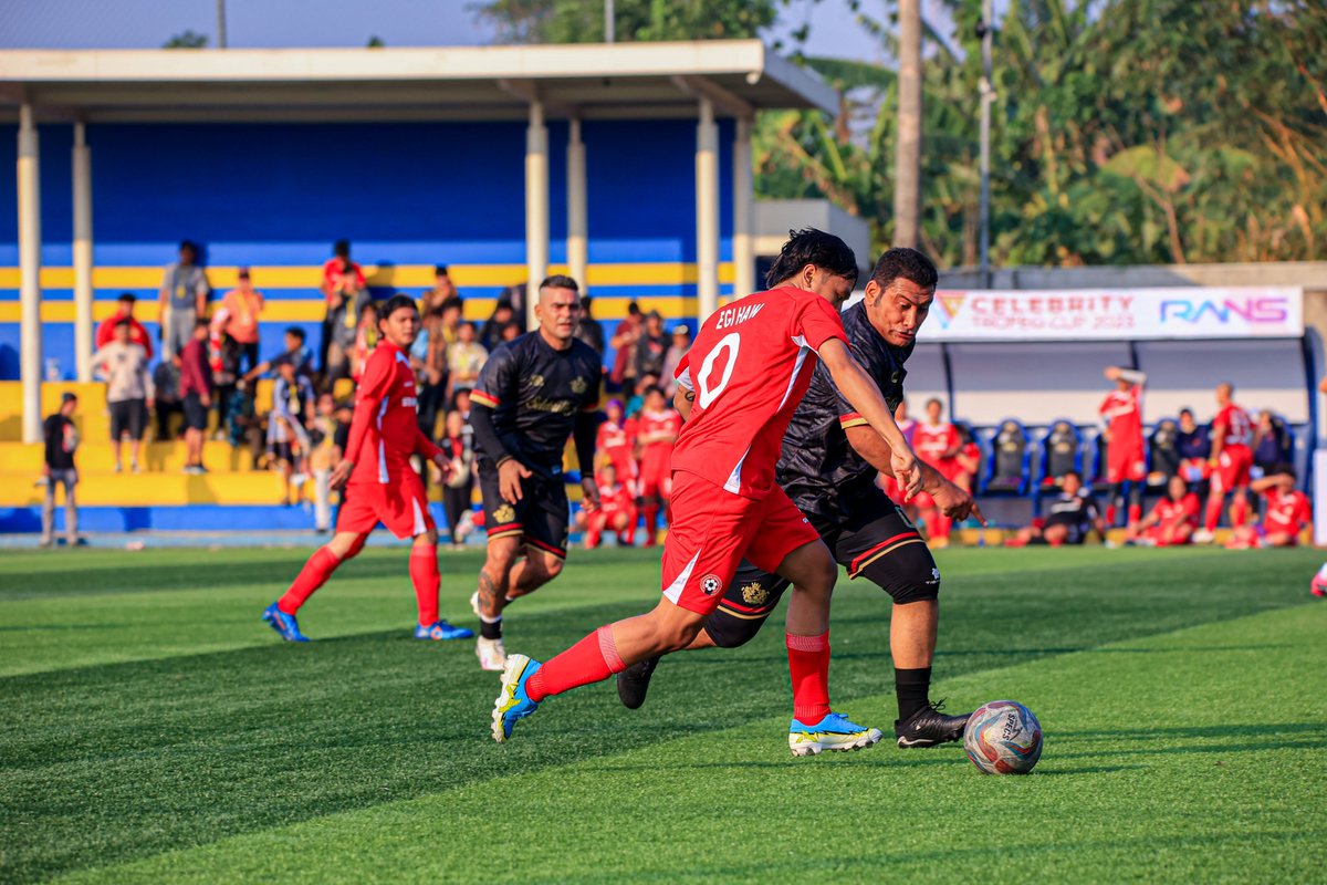 egiargians's tweet photo. Suatu kebanggaan bisa menjadi salah satu punggawa @Standupindo_FC dalam Trofeo Celebrity Cup 2023.

Lagi-lagi, magic stand up comedy diluar nalar, kok bisa saya yang karir sepak bolanya hancur karna pergaulan dan akhirnya bisa main bola lawan pemain nasional? Hehehe❤️✨ https://t.co/Smjdkf1gpf