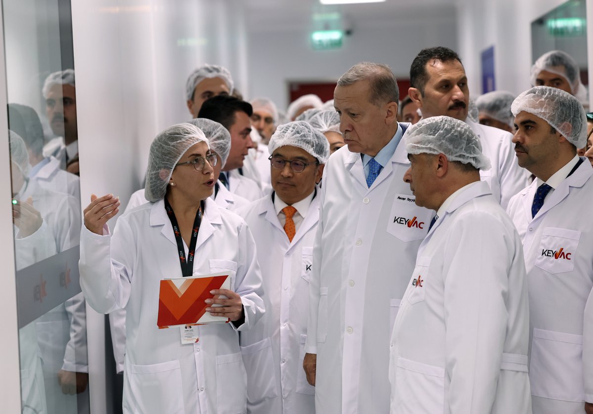 Cumhurbaşkanımız Recep Tayyip Erdoğan, KeyVac Aşı Üretim Merkezi’nin açılış töreninin ardından merkezi gezdi.