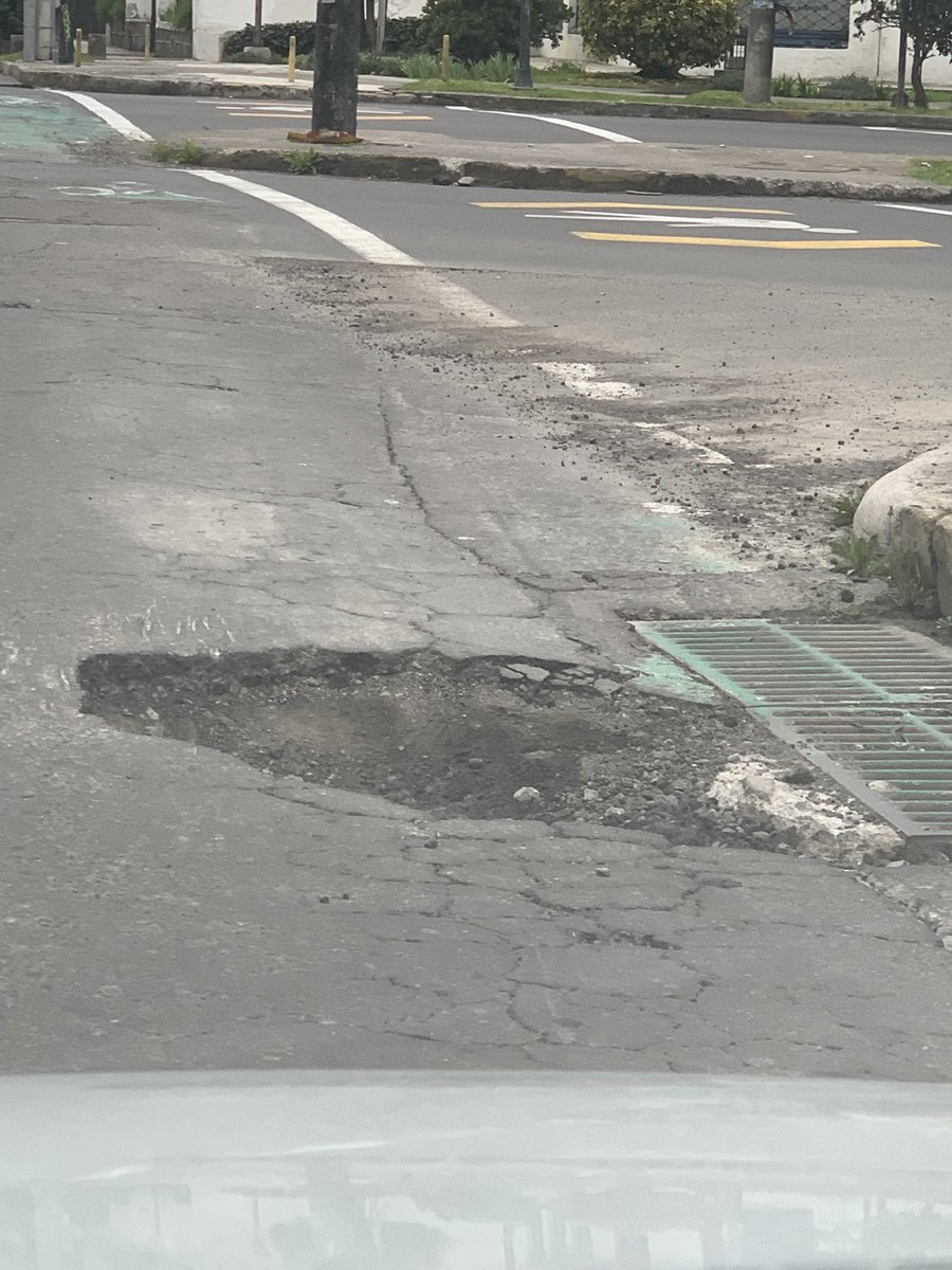 PraderaUioVecis's tweet photo. Sres @ObrasQuito, favor reparar este grande hundimiento del asfalto sobre la Diego de Almagro y República. No sólo es ancho sino también profundo, y puede originar varios inconvenientes. Gracias de antemano @MunicipioQuito @AMT_Quito https://t.co/FTTGTKFgA0