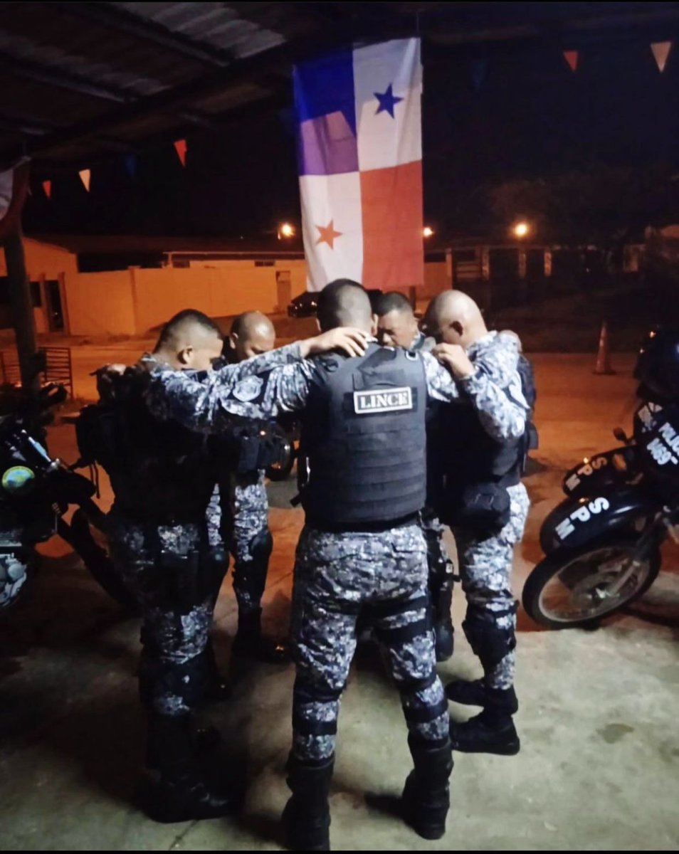 policiadepanama's tweet photo. Antes de salir a prestar el servicio, nuestras unidades policiales se encomiendan a Dios, poniendo en sus manos la seguridad y la labor en pro de la comunidad. https://t.co/Ns6vPSx408