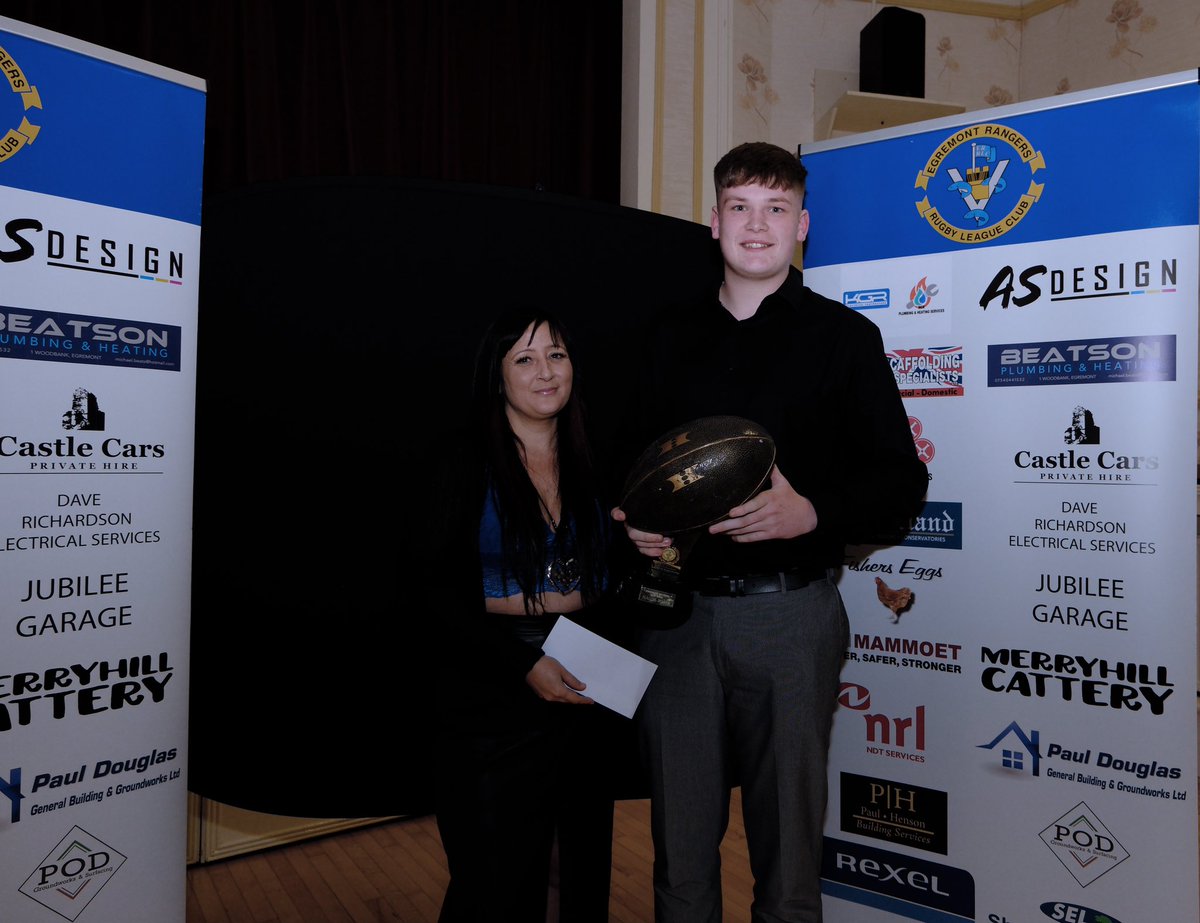 𝘿𝙄𝙇𝙇𝙊𝙉𝙎 𝙎𝙐𝙋𝙀𝙍 𝙎𝙄𝙓 🦸🏻‍♂️6️⃣

Making it a double hat-trick on the night, Dillon Scott collects his 6th award of the evening, fitting that the final award he collects looks very much like a match ball.

📸 Mike Tebay

#UpTheMont | #TheTeamForMe | #MontAwards23