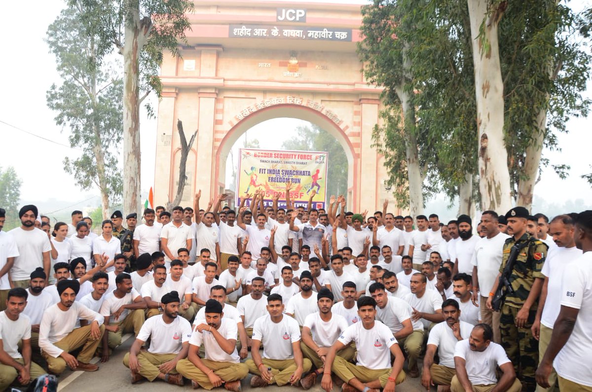 𝐅𝐢𝐭 𝐈𝐧𝐝𝐢𝐚 𝐒𝐰𝐚𝐜𝐡𝐡𝐚𝐭𝐚 𝐅𝐫𝐞𝐞𝐝𝐨𝐦 𝐑𝐮𝐧

#BSF troops & villagers of bordering regions of #Abohar conducted a 5 km run, to promote #SwachhBharat & #SwasthBharat at #JCPSadqi, District - Fazilka.
Led by Sh K.N.Tripathi, Comdt, participants stood up to promote a