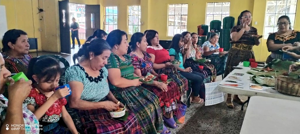 San Pedro La Laguna conmemora el #DiaMundialdelaAlimentacion promoviendo desde la #COMUSAN platillos saludables, nutritivos y variados. 

Las madres de familia participantes degustan e intercambian información sobre el valor nutricional y el rescate de recetas ancestrales. #SAN