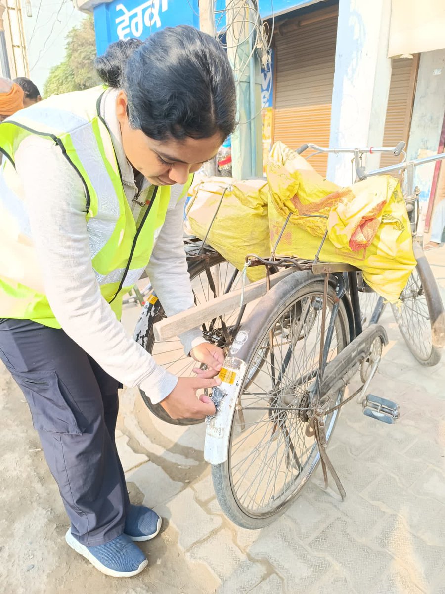 ptafoundation's tweet photo. #CHIPKAR camp at Tripuri Labour chownk by #PatialaFoundation #SADAK team
#TeamRavee #BicycleSafety #ReflectiveStickers @UNRSC @RoadSafetyNGOs @sawhney_sakshi @DCPatialaPb @Ravee1313 https://t.co/y4m8fbyvtM