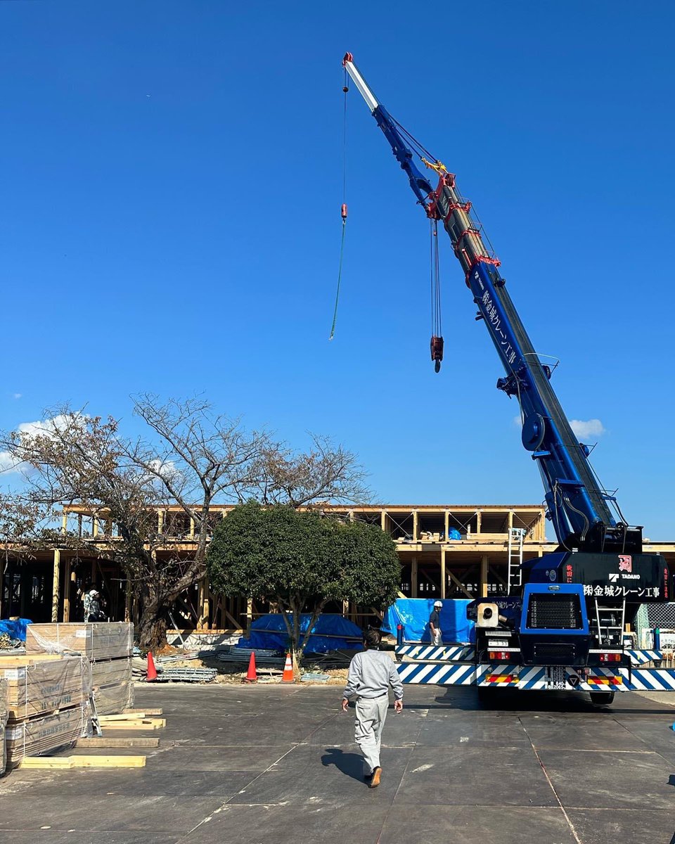 kinoarchi's tweet image. 奈良県斑鳩町のこども園、今日も建方日和。広い空が似合う屋根。
@kino_architects #masahirokinoshita #kindergarten #woodstructure #nara #ikaruga #architecture
