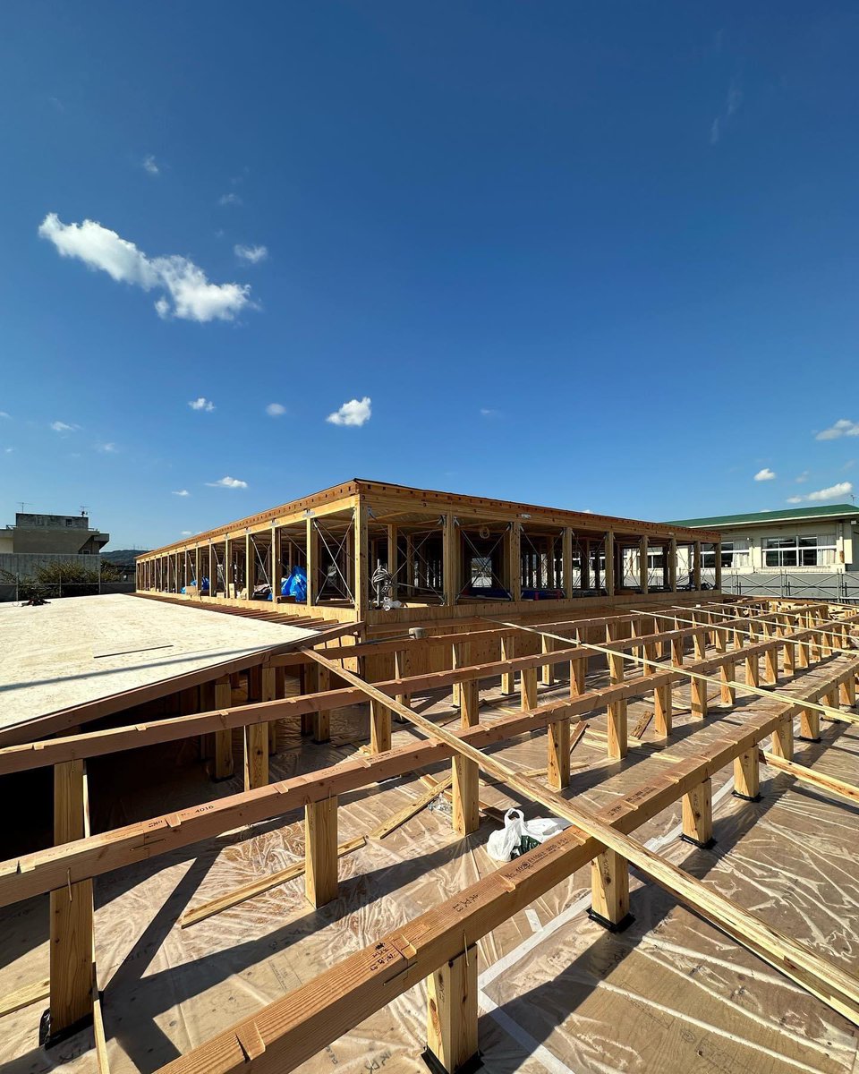 kinoarchi's tweet image. 奈良県斑鳩町のこども園、今日も建方日和。広い空が似合う屋根。
@kino_architects #masahirokinoshita #kindergarten #woodstructure #nara #ikaruga #architecture