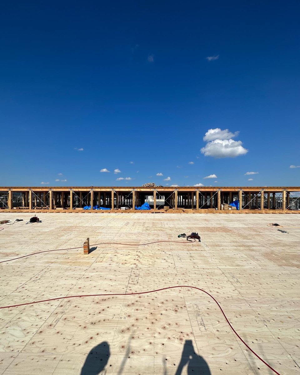 kinoarchi's tweet image. 奈良県斑鳩町のこども園、今日も建方日和。広い空が似合う屋根。
@kino_architects #masahirokinoshita #kindergarten #woodstructure #nara #ikaruga #architecture