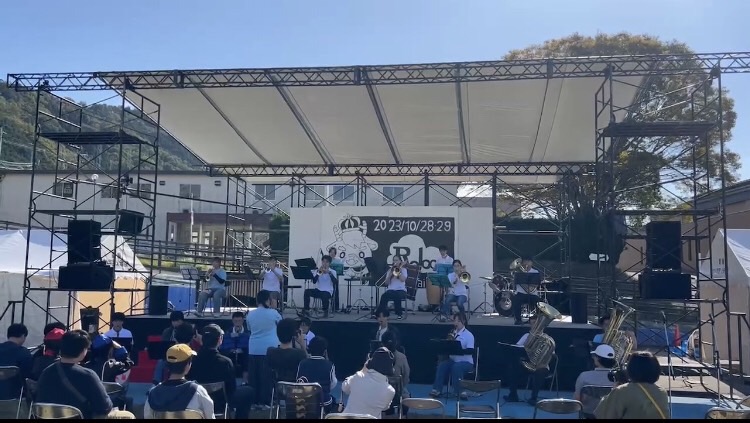 kuas_wind's tweet photo. 先日、花園大学での京花祭、本学での龍尾祭での演奏を無事に終えることができました♪　たくさんの方々の応援があり感謝感激です。これからも京都先端科学大学吹奏楽部は元気に活動していくのでよろしくお願いします。

#KUAS #京都先端科学大学　#吹奏楽部
#学園祭　#龍尾祭
#花園大学　#京花祭 https://t.co/Spmdxm7kAV