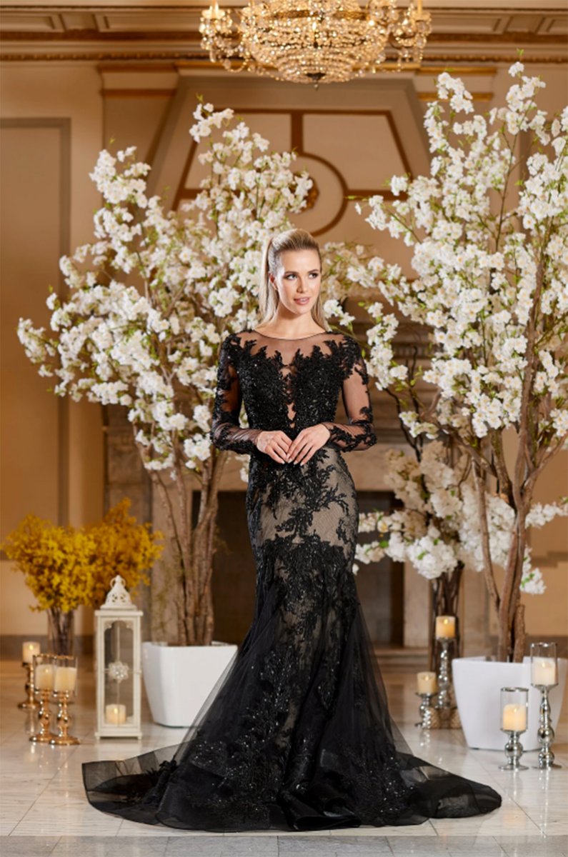 Have you seen Zola Keller’s Halloween window? Beautiful gowns with Halloween addition. Check it out for yourself. #zolakeller #lasolas #HappyHalloween