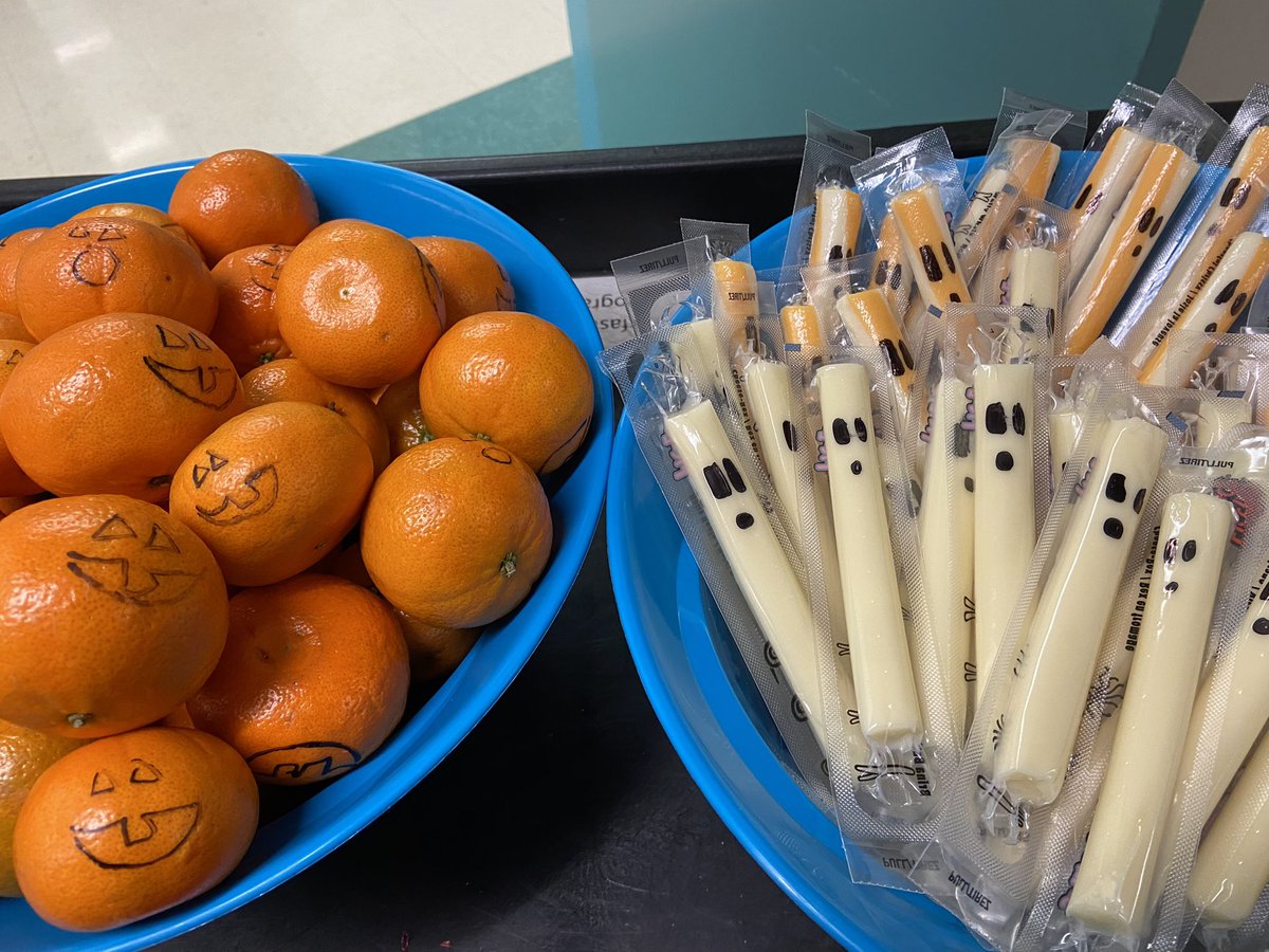 Ridgecliff_YHC's tweet photo. Snack cart was looking spooky this morning @RmsMiddle https://t.co/XA81lsPCVg