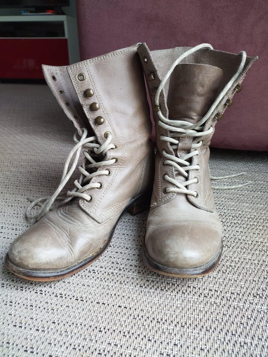 Maxsim43754146's tweet photo. On m'a suggéré de poster des photos... Les pieds de ma belle, les objets de mon fétichisme.
Voilà donc une première photo, volée pendant sa pause de midi.
Ses bottines du moment, portées au quotidien mais j'aime beaucoup 🥰 https://t.co/F4cfL68CMX