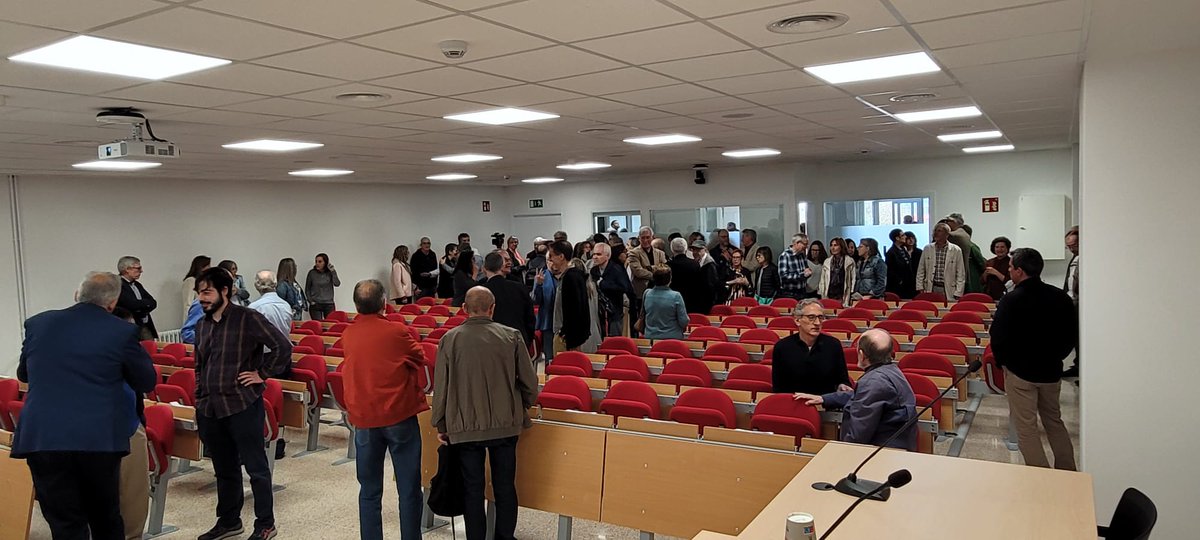 La sala d’actes de @Biociencies_UAB i @FCienciesUAB, plena al sentit homenatge al catedràtic Josep Vendrell, qui ens va deixar el mes de març passat.

A l’acte s’ha inaugurat l’aula que du el seu nom. 

#UAB