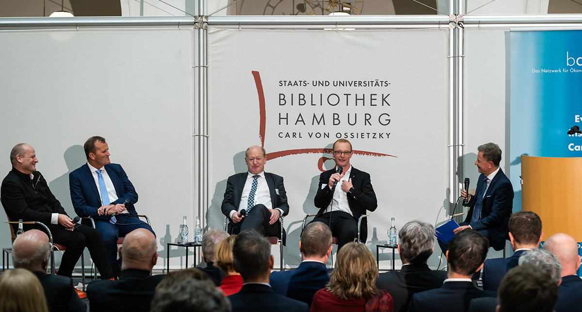 bdvb_ev's tweet image. Im Rahmen der Podiumsdiskussion mit dem Thema &apos;Wirtschaftsstandort Deutschland in Gefahr‘ betonte Präsidiumsmitglied Prof. Dr. Alexander Zureck, dass große Konzerne durch Innovation und Entfaltungsfreiraum Fachkräfte anlocken.
©Jens Gyarmaty
#bdvb #WirtschaftsstandortDeutschland