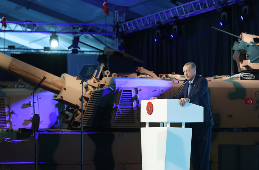 SavunmaSanayiST's tweet photo. Cumhurbaşkanı Erdoğan:

"Türkiye hayatta kalabilmek için savunma sanayiinde güçlü olmak, sürekli kendini geliştirmek zorundadır.

Diğer türlü, çekile çekile 780 bin kilometrekareye sıkıştığımız mevcut vatan topraklarını bile bize çok göreceklerini gayet iyi biliyoruz.

Bu gerçeğin farkında olarak; kimseye düşmanlık etmeden, ordumuzu güçlendirmeye devam edeceğiz."