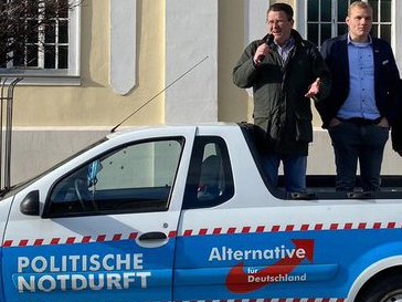 JorgKoester's tweet photo. @StBrandner Bei der kleinen #Politfeife #Brandner #AfD reicht es nur für Dacia und Thüringen....
Für die politische #Notdurft ist schon das zu viel! https://t.co/nqaRwKmRgm