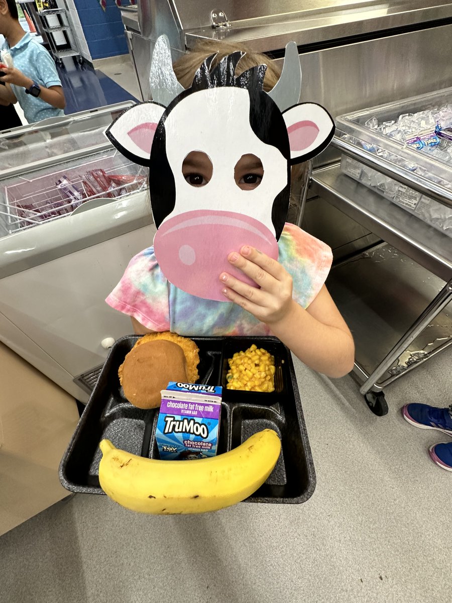 FCSNutrition's tweet photo. Skip the tricks, and come for the treats! Have a fab-BOO-lous Halloween with school meal fright-bites! Candy Corn Mixed Fruit offered students a healthy twist on a holiday favorite! ππ»
#FuelingGA #GSNAMinded #TrayoftheWeek https://t.co/oy64wlP3o5