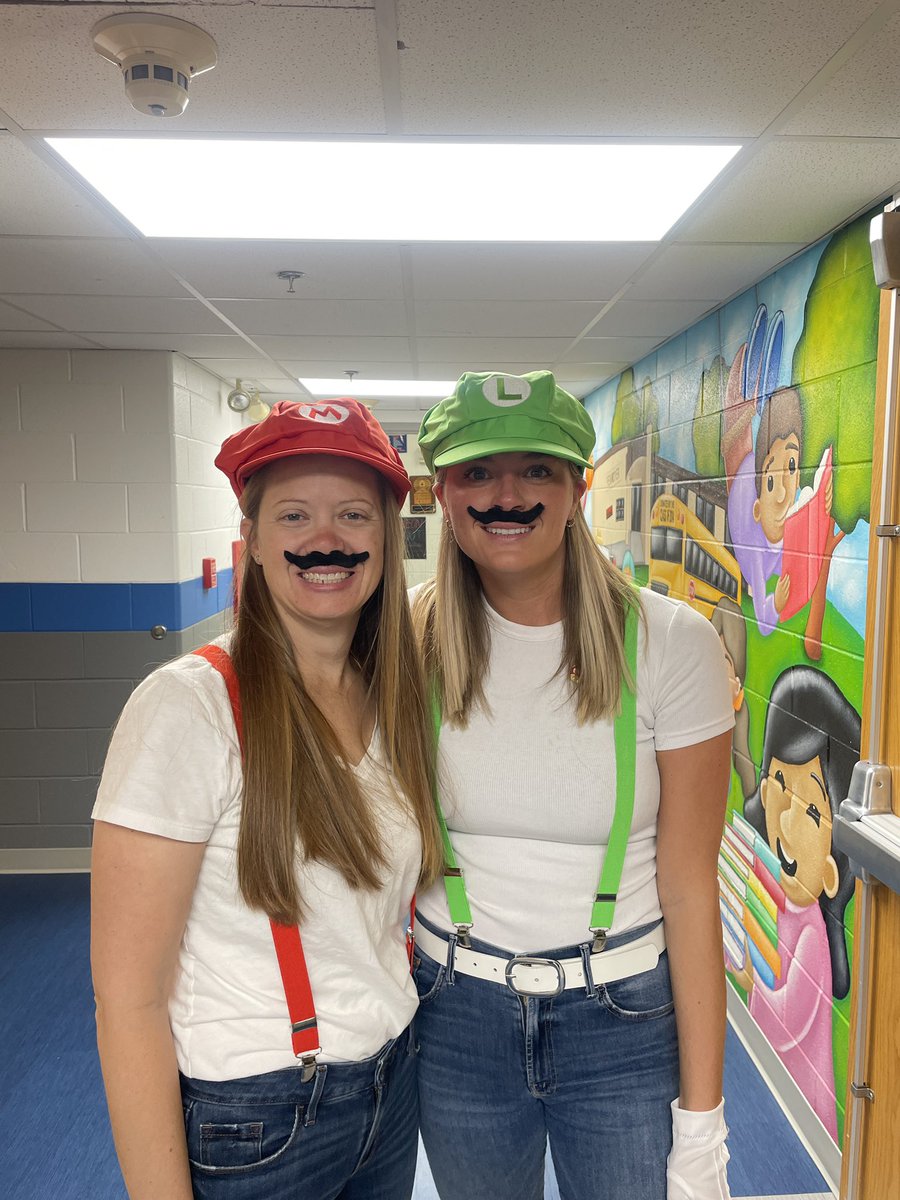 AliciaNorgard's tweet image. Happy Halloween from the student services department!! 🍄 👸🏼 🎃#mario  #pennoyerpride