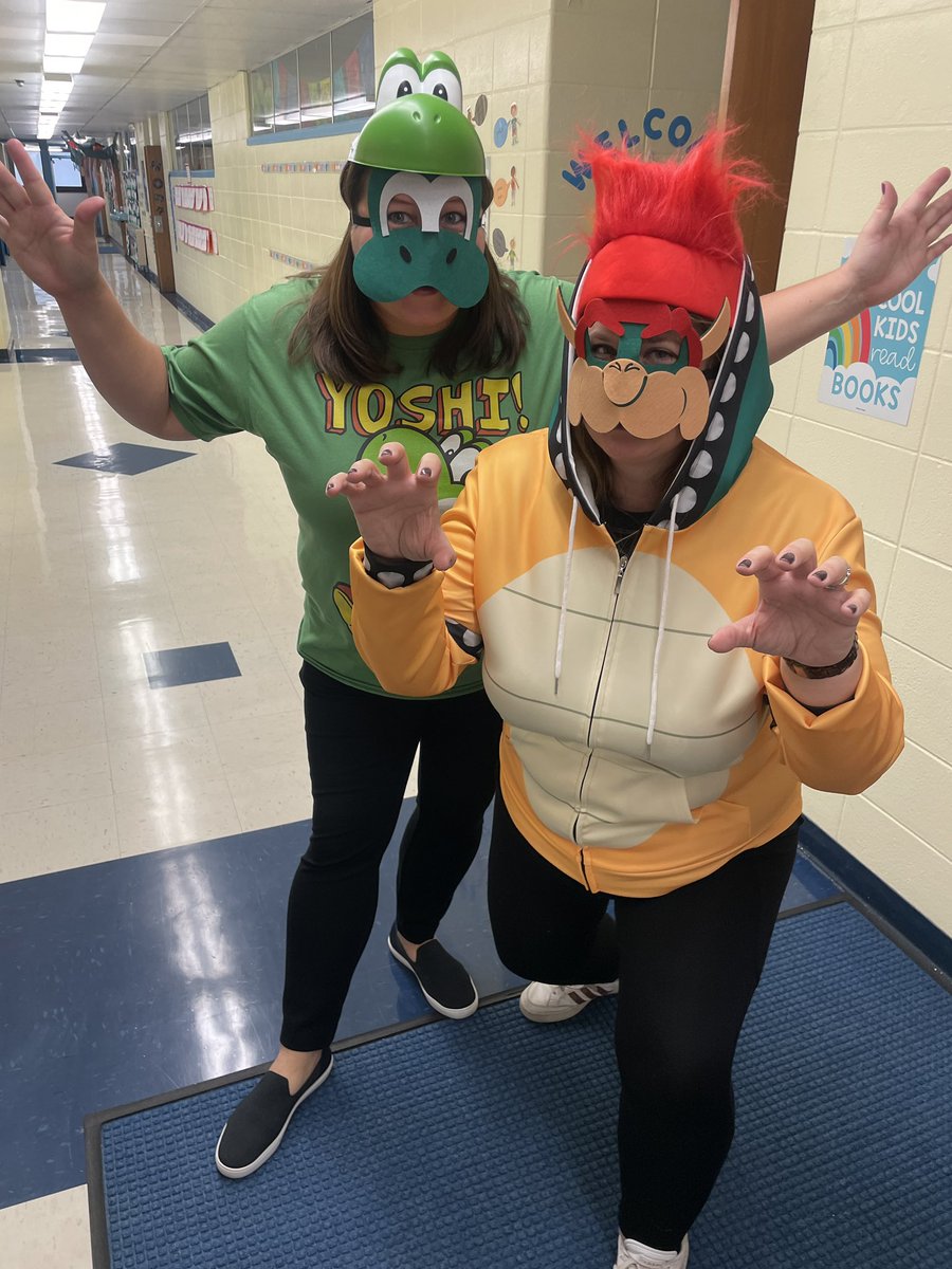 AliciaNorgard's tweet image. Happy Halloween from the student services department!! 🍄 👸🏼 🎃#mario  #pennoyerpride