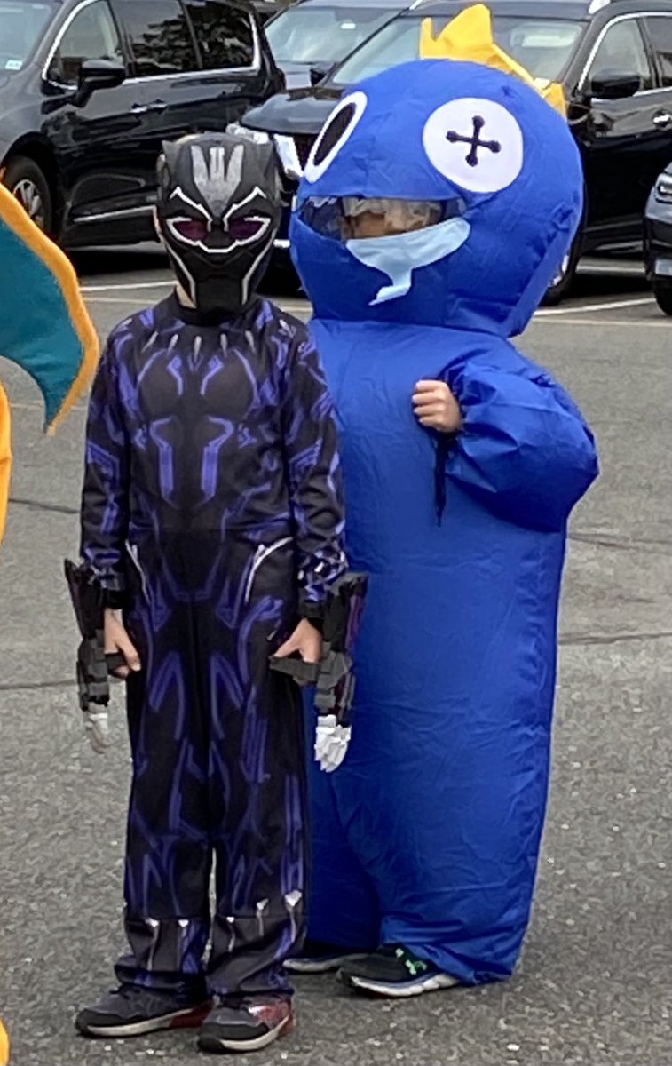 Perfect costume on this chilly and windy Halloween. I wonder if the fan inside is blowing hot air!??!! 🥶🎃👻💀 ⁦<a href="/HowellTwpTauntn/">Taunton Elementary</a>⁩