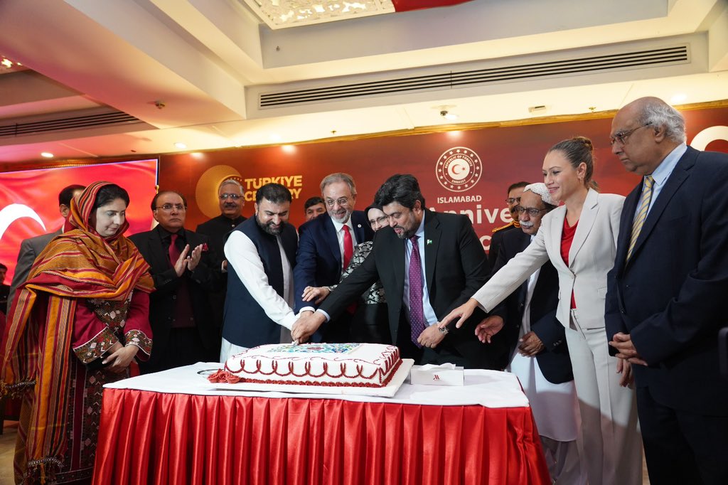 We celebrated the 100th anniversary of our Republic with great enthusiasm and pride with the participation of Pakistani authorities, our citizens, diplomatic mission representatives and our Pakistani friends. 1/3