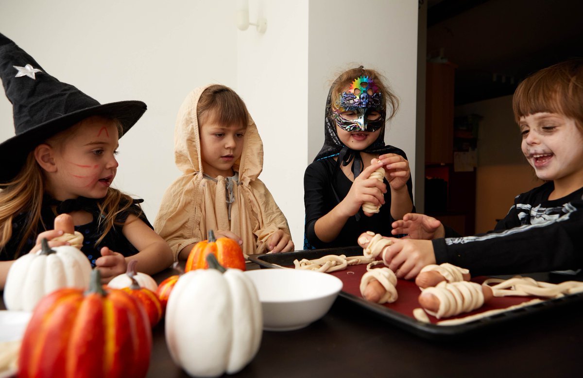 MontPrevention's tweet image. 🎃 Carving pumpkins and telling ghost stories, let's keep the Halloween spirit alive, fun, and drug-free! Enjoy the night, stay safe, and make memorable moments! 🕸️ #DrugFreeHalloween #SafeAndFun #HappyHaunting #MPC
