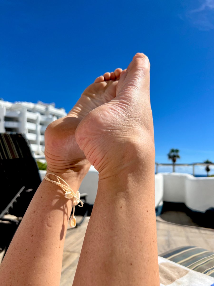 FlyingFeet777's tweet photo. Fun in the sun! 😊❤️🦶#feetlove #feetfetish #sunfeet #sexyfeet #feetworship https://t.co/ryKrdpsVkO