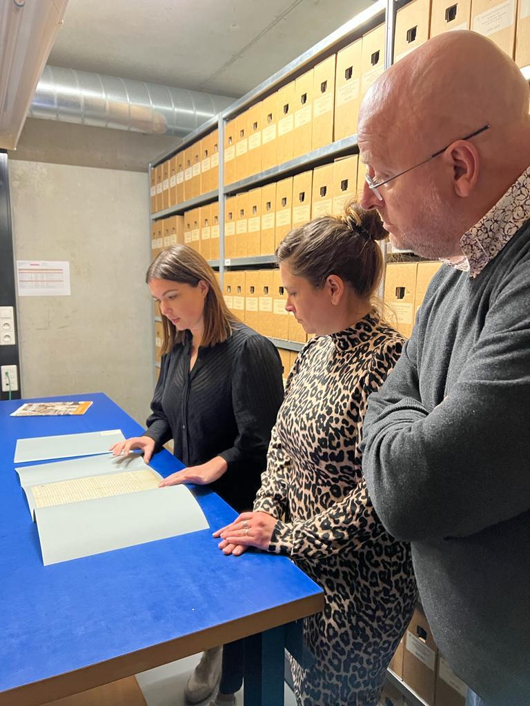 Maandag 30 oktober hadden we een afspraak over het informatiebeheer van #Heeze-Leende. Een mooie gelegenheid om meteen een erfgoedrondleiding door de depots te organiseren voor gemeentesecretaris @carolienklesman en afdelingshoofd Tini Smits.