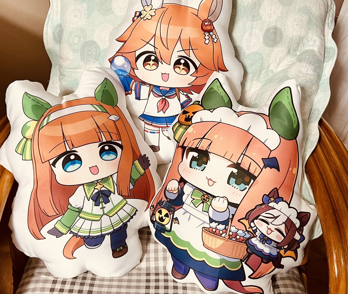 マチカネフクキタル(ウマ娘) ,サイレンススズカ(ウマ娘) 「ねんがんのめいさん作クッションたちと記念撮影!!! 可愛いの圧がものすごいです!」|まりまりも🟢のイラスト
