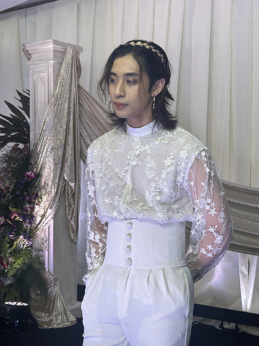 hereyesandears_'s tweet photo. @inquirerdotnet PRINCELY!  

LOOK: BGYO’s Mikki was a breathtaking sight on the #Opulence23 Halloween Ball black carpet in his white outfit adorned with lace. @inquirerdotnet https://t.co/wPzpdKbD5E