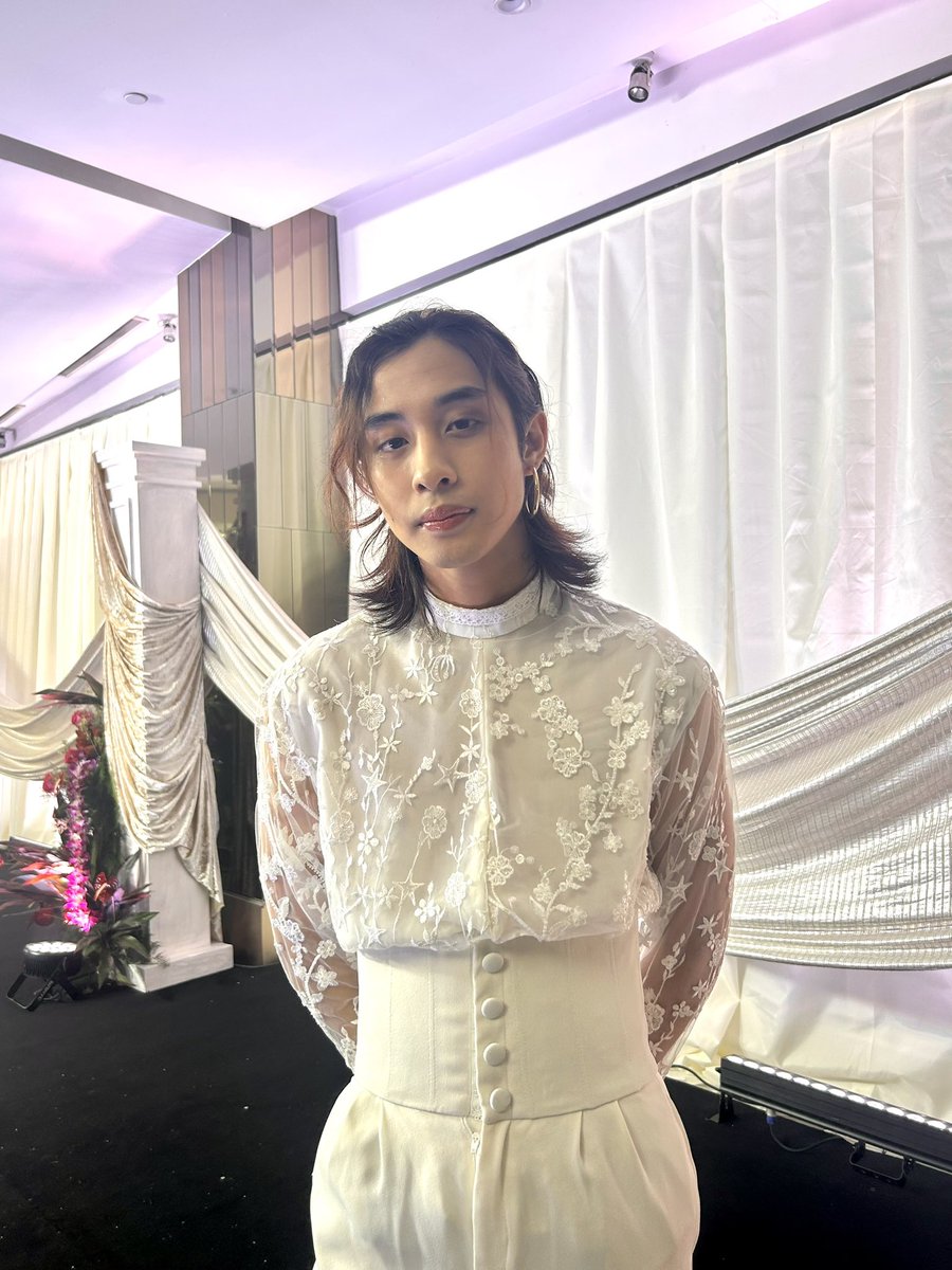 hereyesandears_'s tweet photo. @inquirerdotnet PRINCELY!  

LOOK: BGYO’s Mikki was a breathtaking sight on the #Opulence23 Halloween Ball black carpet in his white outfit adorned with lace. @inquirerdotnet https://t.co/wPzpdKbD5E