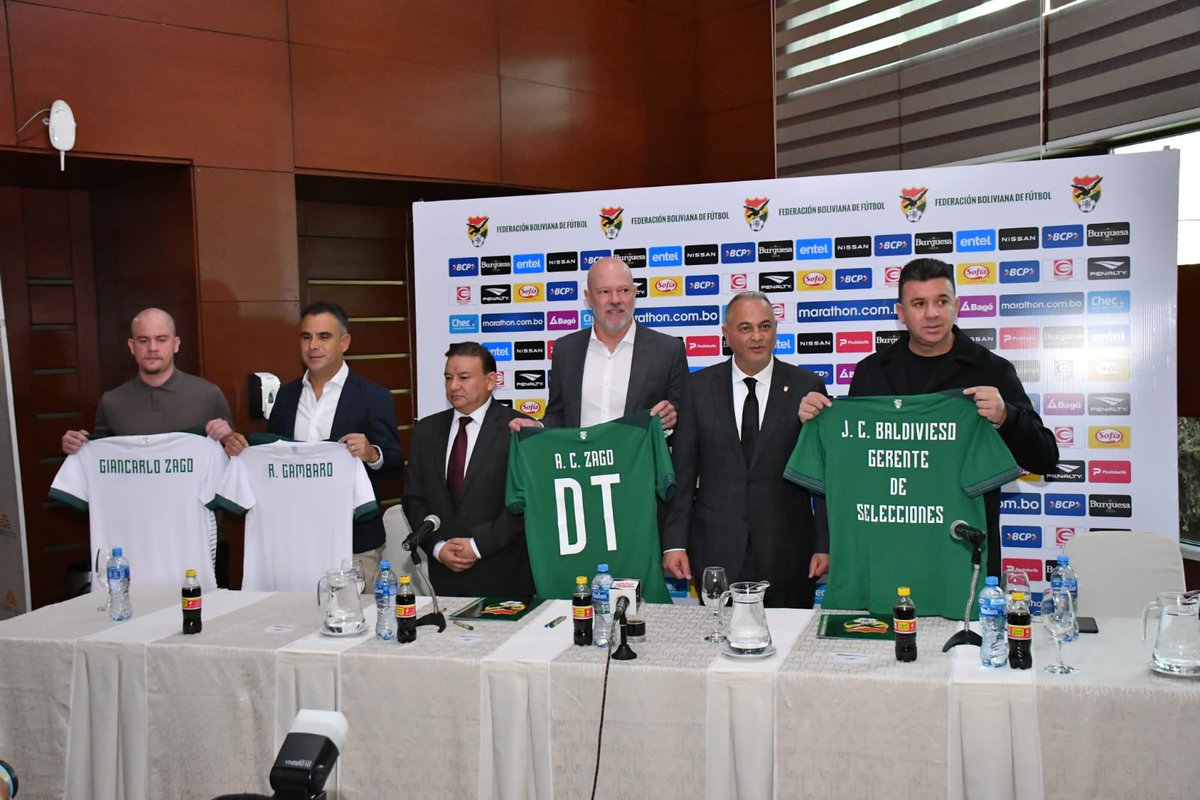 okdobleamarilla's tweet image. 🚨#AHORA | 🆕 Antonio Carlos #Zago 🇧🇷 es el nuevo entrenador de la Selección de Bolivia 🇧🇴 

✅ El brasileño reemplaza a Gustavo Costas.

✅Firmó contrato hasta fines de las Eliminatorias con chances de prolongar si clasifica al Mundial 2026.