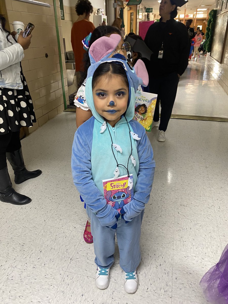 jenimcneeley's tweet photo. Storybook Parade @LAComoFWISD @LANschools @readwithmalcolm #allinwithLAN #READMarathon https://t.co/4KDjvmk4Uu