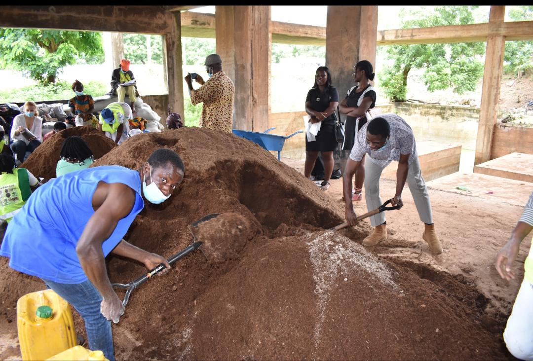 gayoghana's tweet image. On this #WorldCitiesDay, we recognize the heroes who lead our community projects in the city of #Accra.

Keeping the city clean and eliminating #openburning rests on our community's ability to segregate and #compost waste, and our informal waste pickers make this happen. Ayekoo!