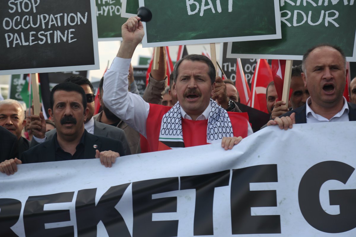 Gazze’de soykırım yapan İsrail’i BM Türkiye Ofisi önünde lanetledik. 

Okul ve hastaneleri dahi bombalayarak katliam yapan İsrail’e suskun kalan Birleşmiş Milletler’i  uyumayı bırakıp harekete geçmeye davet ettik.