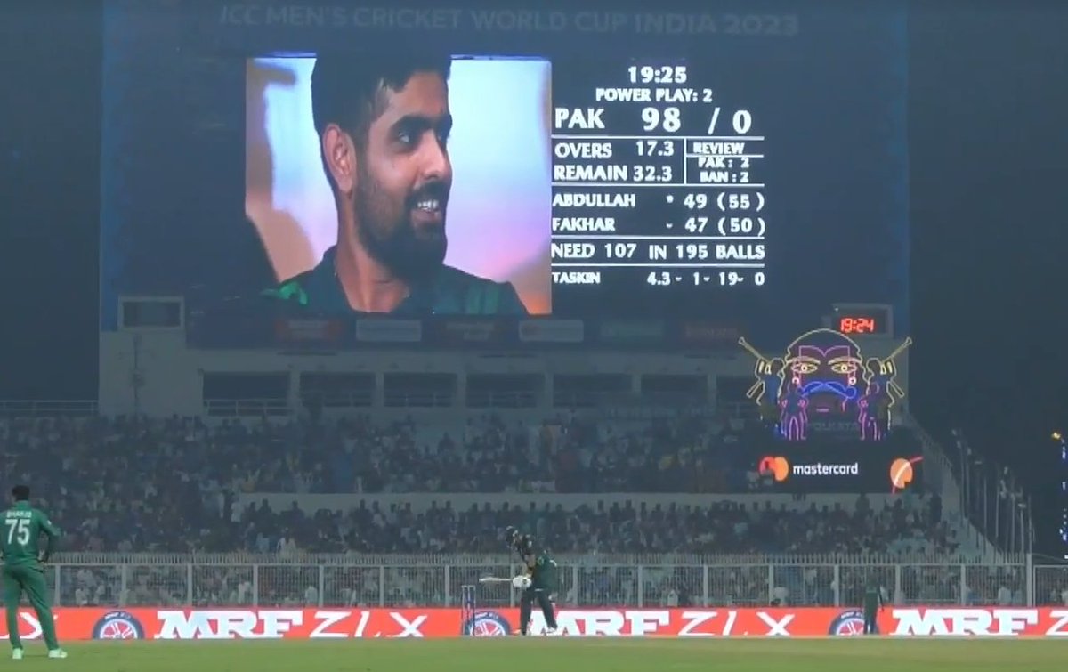 _FaridKhan's tweet photo. Babar Azam was shown on the big screen and the whole crowd in Kolkata started to chant his name ❤️ #CWC23 #PAKvsBAN https://t.co/XwNvzBi4j3