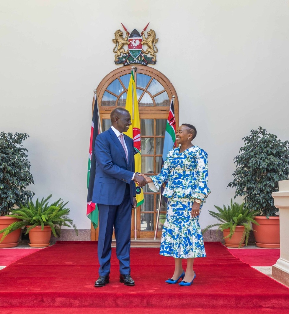 jumaf3's tweet photo. The visiting Head of State was welcomed at the Statehouse by the First Lady of the Republic of Kenya. He is on a two-day visit as he waits for his plane to be refueled. https://t.co/Mfb9gzjAku