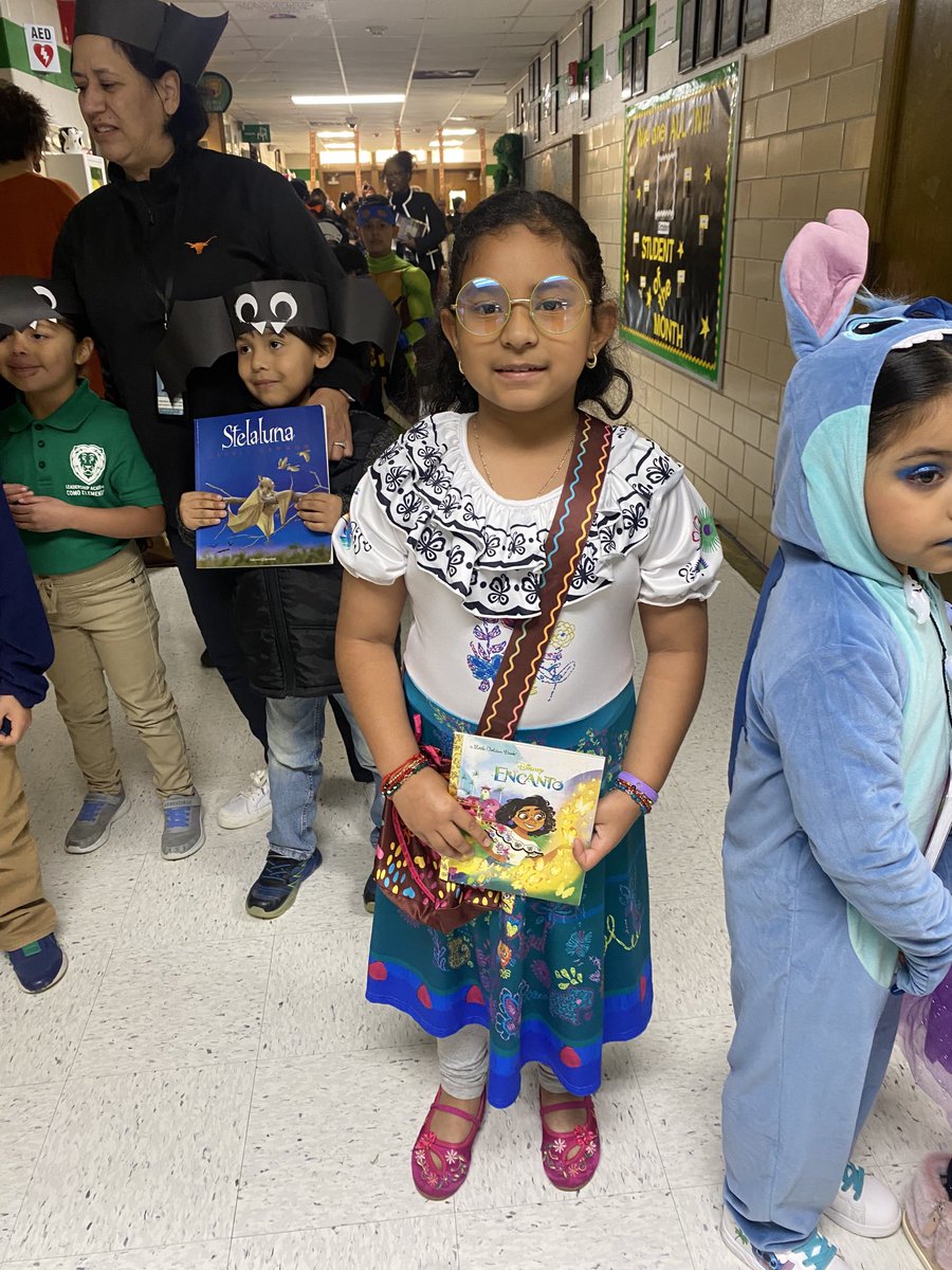 jenimcneeley's tweet photo. Storybook Parade @LAComoFWISD @readwithmalcolm #READMarathon #allinwithLAN #leadershipacademynetwork https://t.co/npfJwGQmbI