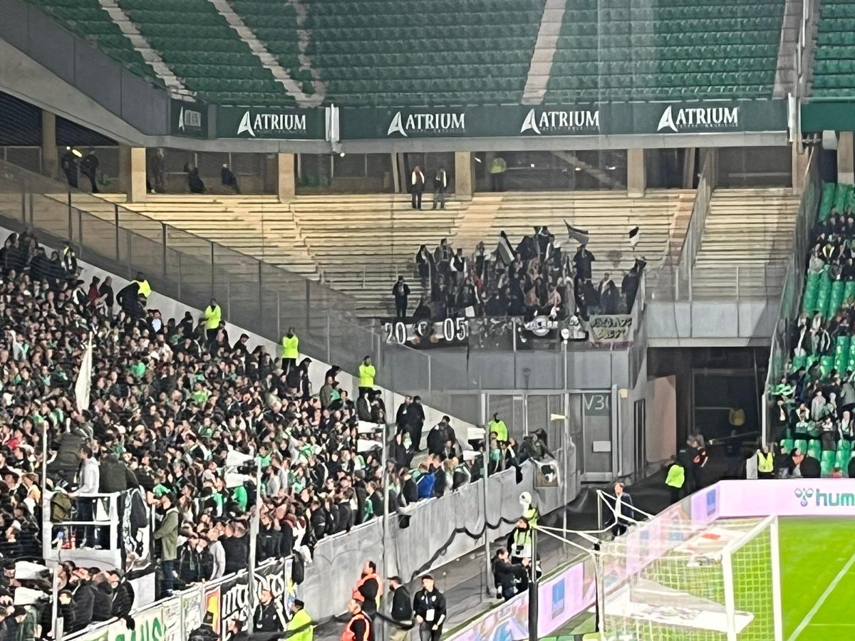 MagicSCOP's tweet photo. ASSE - Angers SCO (30/10/2023)
Malgré la programmation le lundi soir, un beau parcage angevin avec une quinzaine de membres 
Bravo aux présents https://t.co/l9ozhiS6ta
