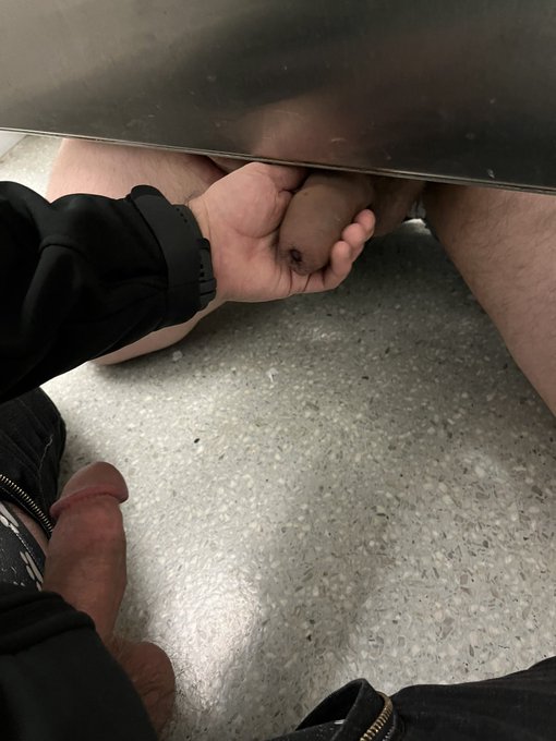 Stranger dick at airport 🥴  He took a vid from his side too if y&rsquo;all wanna see OwO https://t.co/pJc2