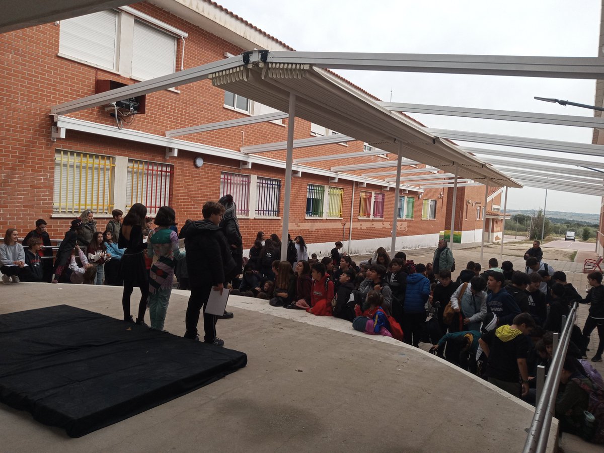 iessapereaude's tweet photo. Emocionante jornada con 1° de ESO llevada a cabo por el Departamento de Lengua del #IESSapereAude en la que los alumnos han leído y disfrutado "El Tenorio" de Zorrilla, que tan acorde a estas fechas se antoja. https://t.co/hld09KrxQE