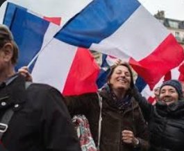 Vous avez raison, la🇨🇵 a toujours été le berceau des révolutions et de la démocratie pour le monde entier. Le mal gagne dans notre monde parce que le bien est inactif,parce que les pays démocratiques coopèrent avec les dictatures de différents pays. <a href="/AuroreLalucq/">Aurore Lalucq 🇪🇺</a> <a href="/BriceHortefeux/">Brice Hortefeux</a>