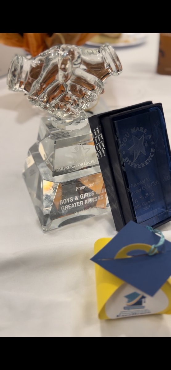 HelpKCKids's tweet photo. A big round of applause to Breidenthal Unit staff!👏🏾 🎉 They were recently awarded the Partners for Excellence award at the 1st-ever @KCKSchools Foundation for Excellence Breakfast. Congrats, Breidenthal – thank you for all you do! 🙌🏾 #USD500 #HelpKCKids #GreatFutures https://t.co/PXh9WwbjnA