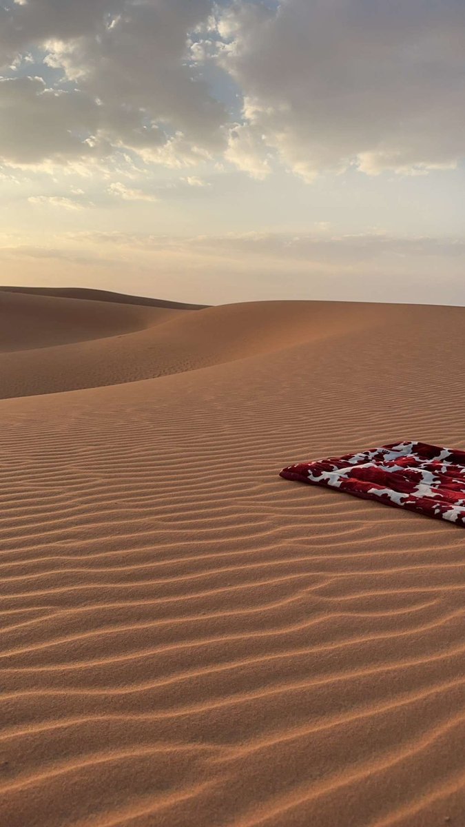 " على أطراف الديـار اللي بأهلها ماجمعني عِرق
عليها الشوق يثني خاطري، والريح تأمر بي ".
